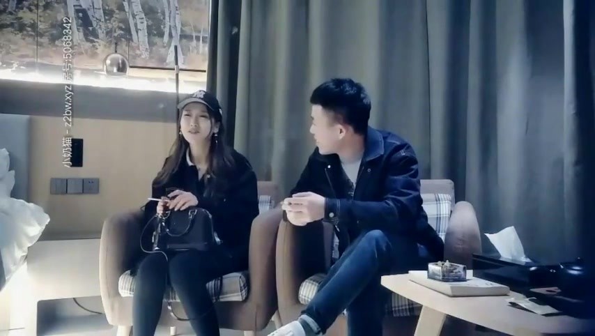 高颜值黑色鸭舌帽妹子，特写深喉口交侧入后入